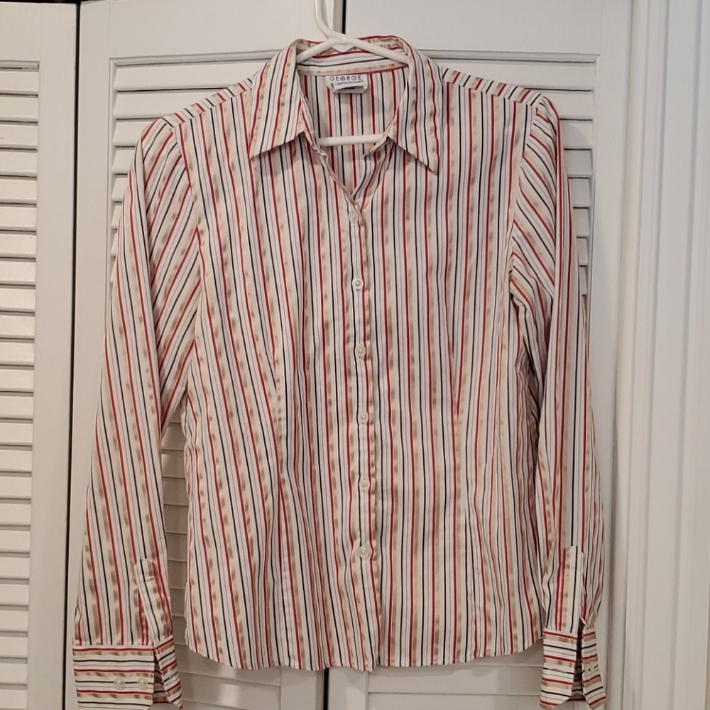 🌻 2/$10 Ladies Button Down Shirt